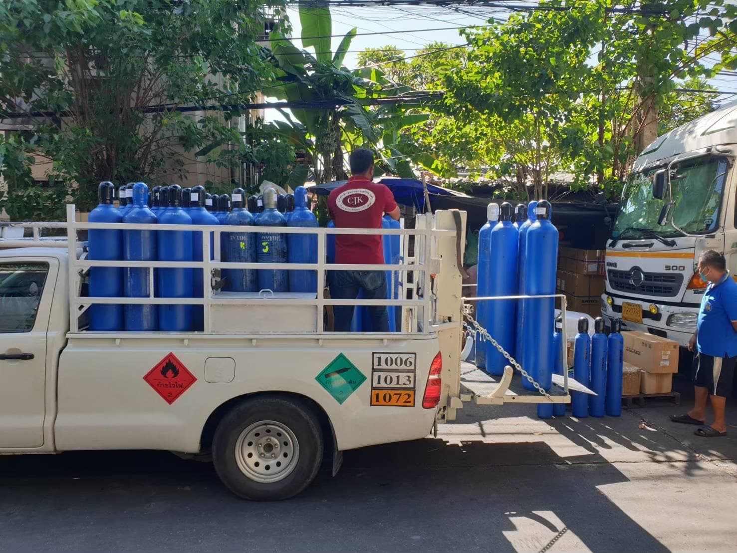 รถกระบะจัดส่งถังก๊าซอุตสาหกรรมสีน้ำเงินถึงหน้างาน